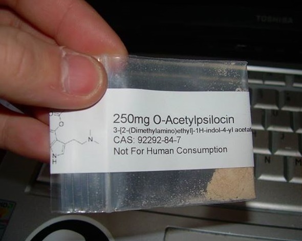 4-AcO-DMT (psilacetin) — Cristais de pó branco/beige ou de fumarato; pellets prensados