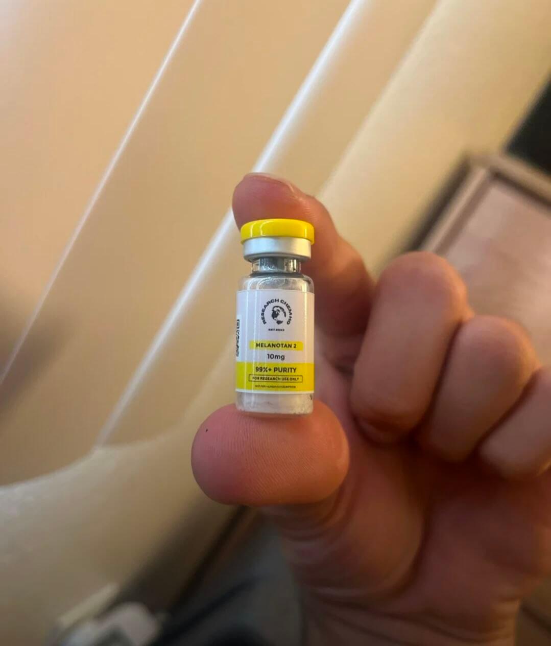 Melanotan II — बोतलों में भूरे रंग की पाउडर - अक्सर दिखाई देने वाली विघटन / विघटन (पेप्टाइड अस्थिर है)