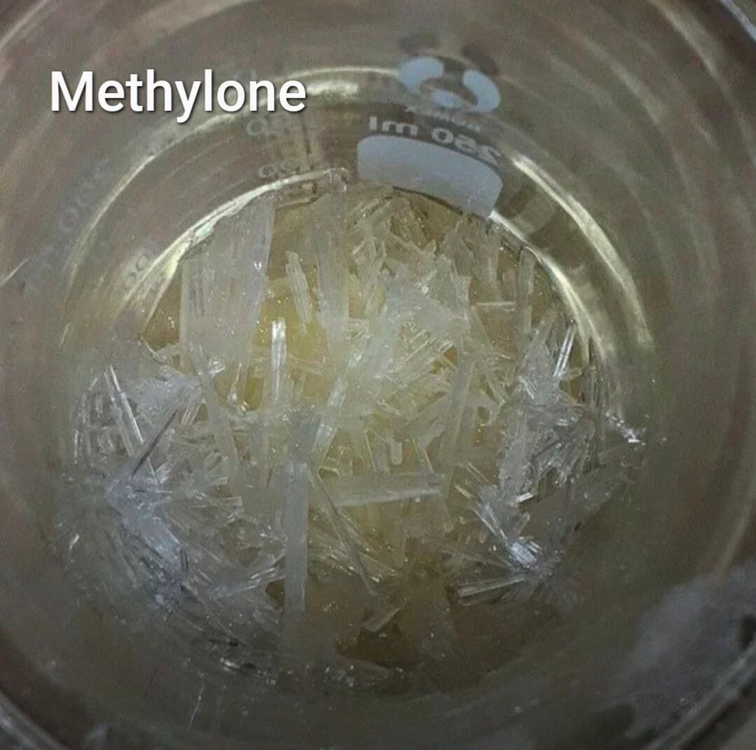Methylone (bk-MDMA) — Polvo blanco/tan, cristales o pastillas 'Molly' presionadas