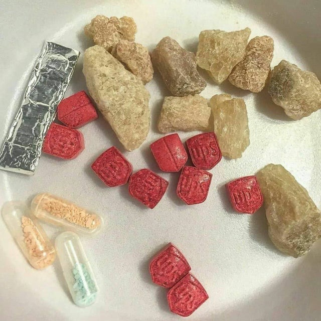 Molly (MDMA powder) — Biały / kremowy / fioletowy krystaliczny proszek lub „skale”
