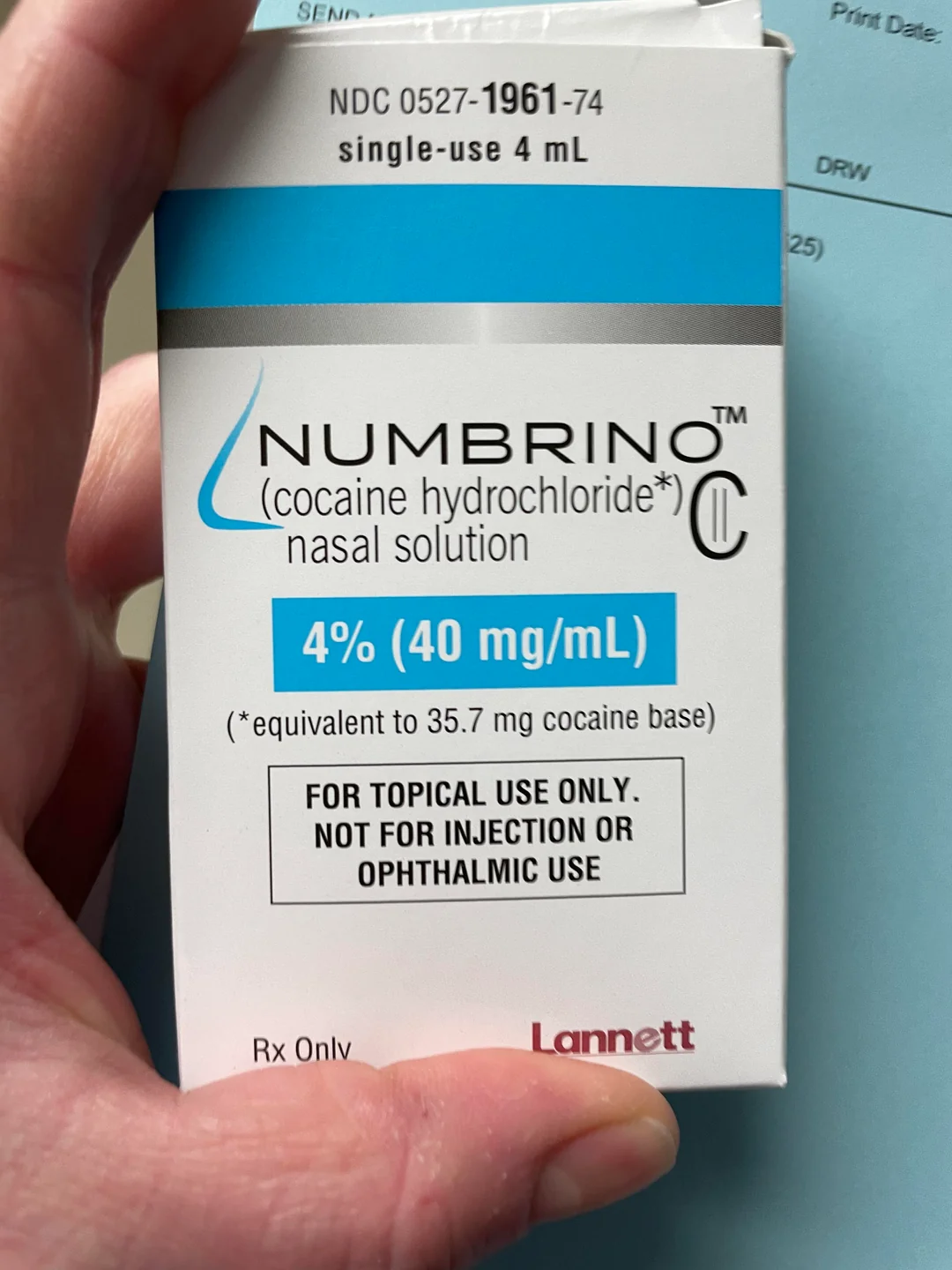Numbrino (Cocaine HCl 4% Nasal Solution) — Bouteilles à usage unique de 4 ml de solution claire de 4% (40 mg/mL), NDC 0527-1961; boîte étiquetée "Pour usage topique uniquement. non pour usage injectable ou ophtalmologique"